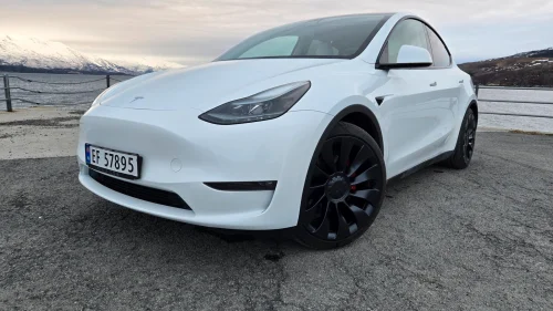 TESLA Model Y Performance AWD, 21" felg, hvite seter, tilhengerfeste