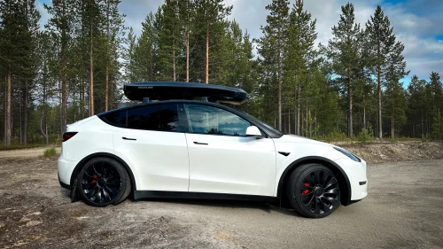 TESLA Model Y Performance / Bakseteskjerm / HomeLink / Hengerfeste