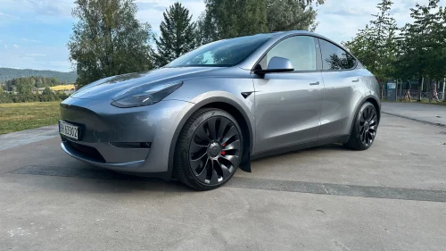 TESLA Model Y Performance AWD- 514 km-H feste