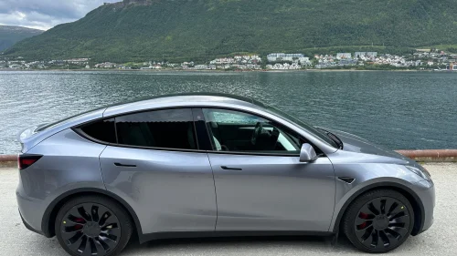 TESLA Model Y Performance, hvitt interiør, vinterdekk, lav km