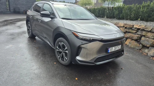 TOYOTA BZ4X AWD Active Tech, kamera, lav km