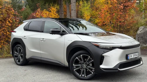 TOYOTA BZ4X AWD Executive Bitone/Panorama/ACC/Skinn/20"Alu