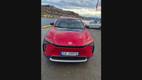 TOYOTA BZ4X AWD Executive med lyst skinninteriør