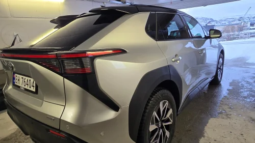 TOYOTA BZ4X AWD Executive Bit-tone. Panorama tak