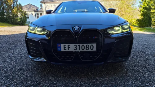 BMW i4 M50 Fully Charged skinn, soltak, HK etc