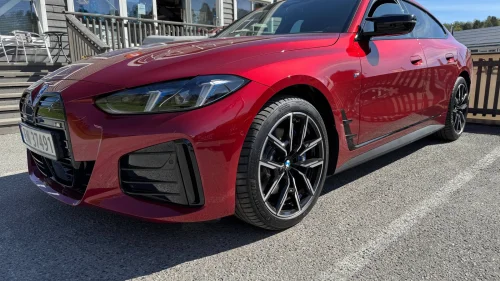 BMW i4 M50 xDrive BMW i4 M50 fra 2025 i nydelig Fire Red metallic lakk