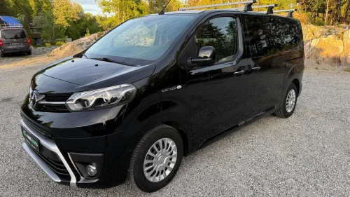 TOYOTA PROACE 75KWH/ L2 / LAV KM / 1 EIER /R. KAMERA/NY EU TIL 2028