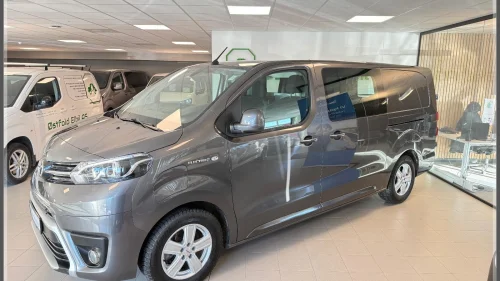 TOYOTA PROACE L2H1 LANG/M-ratt/75kWh/R.Kamera/2 x Skyvedør/Skinn-r