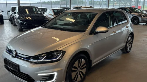 VOLKSWAGEN GOLF EV I 136 HK I ACTIVE INFO DISPLAY I KAMERA I KEYLESS