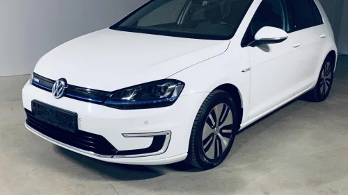 VOLKSWAGEN GOLF E-Golf - Navi - Apple Carplay - Park. Sensorer - Led