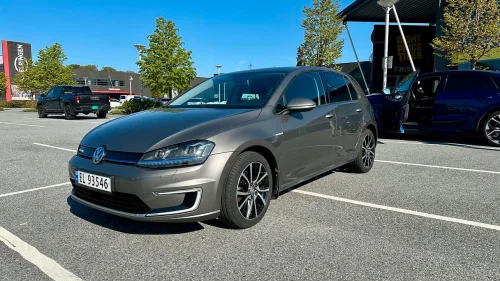 VOLKSWAGEN GOLF 85 KW | Skinn | Velutstyrt | EU 04.2026