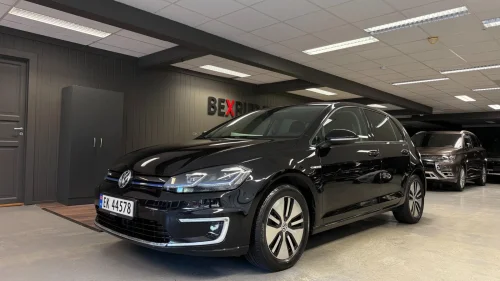 VOLKSWAGEN GOLF 300KM,kamera,Navi,ACC,apple carplay,Led,Dynaudio,1 Eier