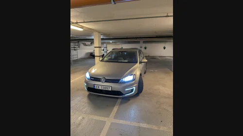 VOLKSWAGEN GOLF Exclusive / Helskinn / R-kamera / Keyless/ Bluetooth ++