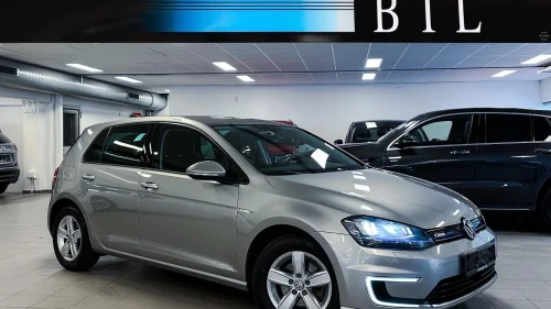 VOLKSWAGEN GOLF E AUT.GIR ACC KLIMA NAVI DAB KAMERA SKINN PDC VARMESETE