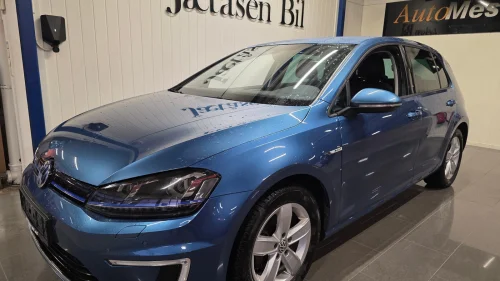 VOLKSWAGEN GOLF Exclusive, skinn, stor skjerm. lav km