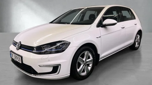 VOLKSWAGEN GOLF e 136 Hk / 35,8 KWh / Adp.Cruise / 300 km / Garanti