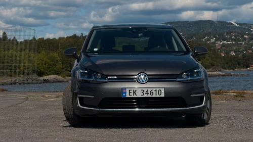 VOLKSWAGEN GOLF E-GOLF (300 km) COMFO 100 E1F