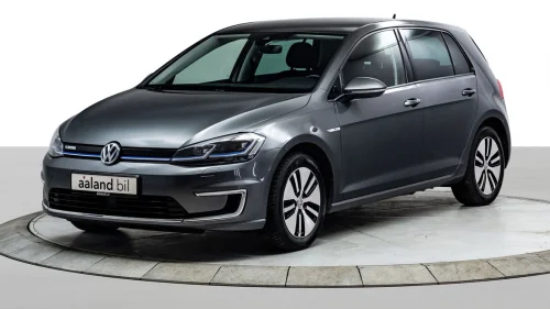 VOLKSWAGEN GOLF Adaptiv cruise, 300km .