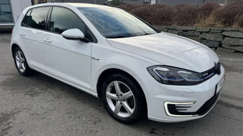 VOLKSWAGEN GOLF Garanti/300km/EU27//NAVI/P.SENS/CARPLAY/S+V++