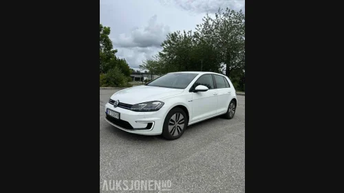 VOLKSWAGEN GOLF 136hk adaptiv cruisekontroll ryggekamera kupevarmer
