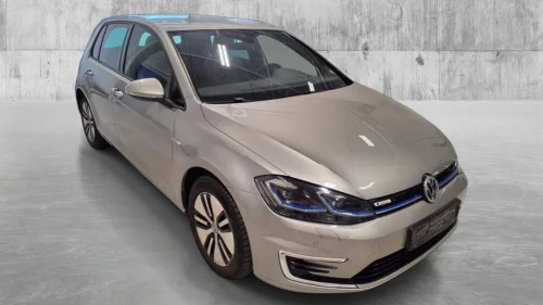 VOLKSWAGEN GOLF EXCLUSIVE / 300KM WLTP / V.PUMPE / ALLE SERV./UTV.GAR.