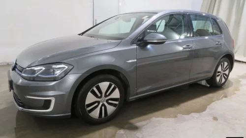 VOLKSWAGEN GOLF 136 HK ACC LED VARMEPUMPE NAVI PARKASSIST