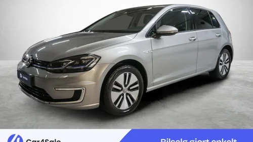 VOLKSWAGEN GOLF 300km / Skinn / Active info / Kamera / ACC / LED