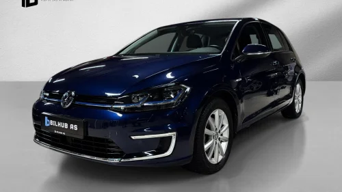 VOLKSWAGEN GOLF 300km. ActiveInfo V.pumpe Navi ACC Garanti ++