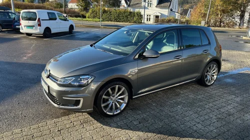 VOLKSWAGEN GOLF Skinn/Act.info/Keyless/Adapt.lys/Dyn. baklys/18+17"
