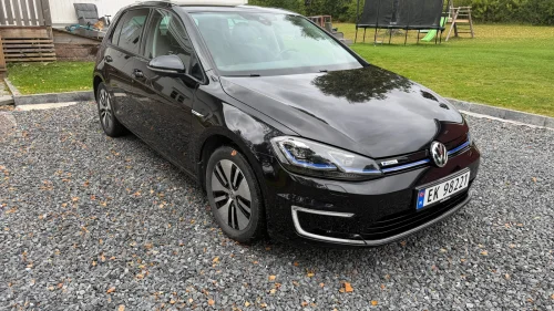 VOLKSWAGEN GOLF ACC/skinn/digitalt display/batteri 92,3%/NAF-rapport
