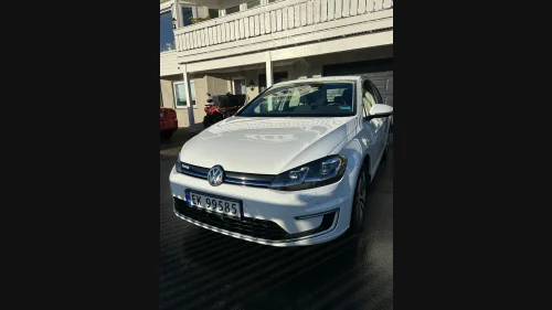 VOLKSWAGEN GOLF 300Km / 1 eier / Navi / V.pumpe / Digital instr.