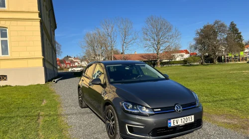 VOLKSWAGEN GOLF 136hk Exclusive/Skinn/Keyless/R.Kamera/Active Info
