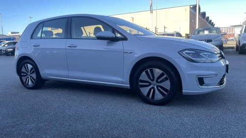 VOLKSWAGEN GOLF 100kw/ 300km /kamera /V. pumpe /Dab+/Lav km /EU 2027