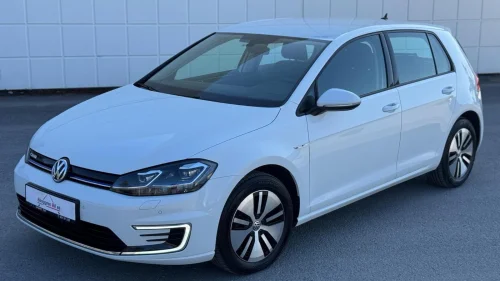 VOLKSWAGEN GOLF En eier Navi 300km Perlemorhvit Meget pen bil.