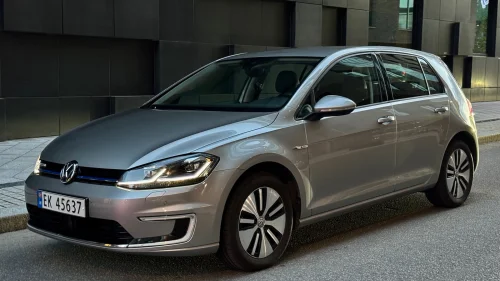 VOLKSWAGEN GOLF eGolf / 300km / Skinn / Active info / Topputstyrt++