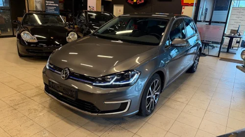 VOLKSWAGEN GOLF URBAN/SkinnSeter/ Navi/ CC/ Kamera/ AID display/ NY EU