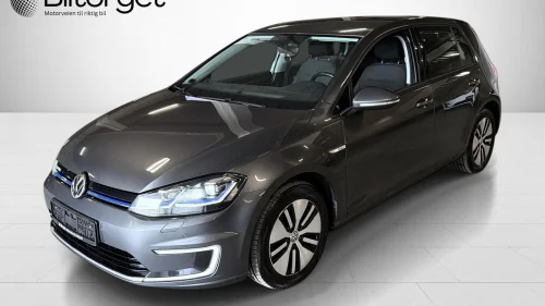 VOLKSWAGEN GOLF 300km Ny Service LED ACC V.Pumpe Navi EU27++