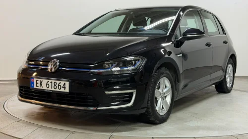 VOLKSWAGEN GOLF 100KW, 300KM, ADAPTIV CRUISE, CARPLAY, SENSORER, LED