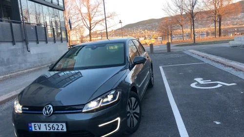 VOLKSWAGEN GOLF 136HK 300KM ACC VARMEPUMPE NÆRMEST ALT UTSTYR