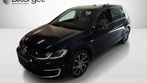 VOLKSWAGEN GOLF 300km Highline Dynaudio Kamera Navi Ny Service EU28
