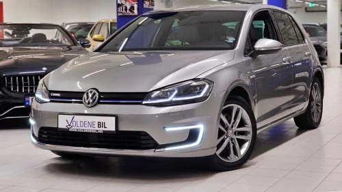 VOLKSWAGEN GOLF 136hk - Exclusive - ACC - Kamera - Ny Service