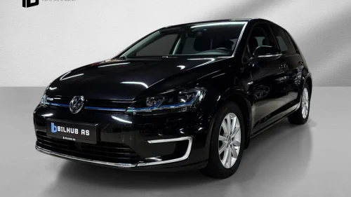 VOLKSWAGEN GOLF 300km. ActiveInfo Kamera Keyless ACC Navi ++