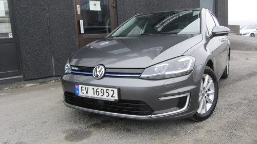 VOLKSWAGEN GOLF Exclusive. Skinn / Navi / DAB /Kamera / Acc ++