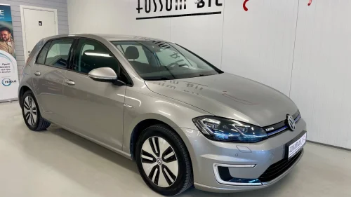 VOLKSWAGEN GOLF "300 KM"/ADAP CRUISE/NAVI/KAM/CARPLAY/OPPV.FR.RUT/EU-28