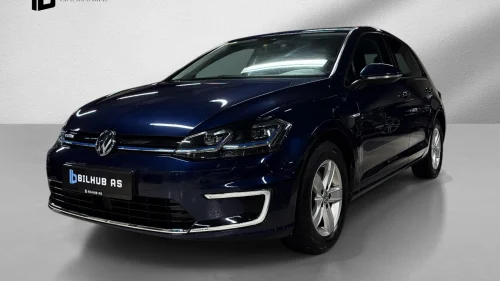VOLKSWAGEN GOLF 300 km. ACC BLIS ActiveInfo Keyless Kamera Navi ++