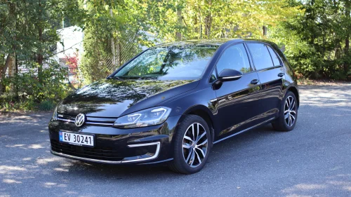 VOLKSWAGEN GOLF Skinn, Navi, Keyless, Kamera, ACC, EU27