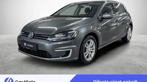 VOLKSWAGEN GOLF 300km / Active Info / ACC / R.Kam/ V.Pumpe / LED ++
