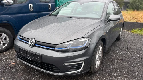 VOLKSWAGEN GOLF 300Km 136Hk Kamera Adaptiv Cruise Navi Keyless
