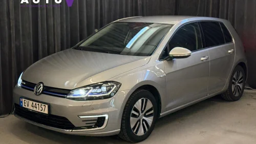 VOLKSWAGEN GOLF 136HK DigitaltDisplay/R.Kamera/ACC/Navi/Dab+/Carplay