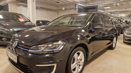 VOLKSWAGEN GOLF WLTP 215- HIGHLINE- SKINN- AKTIV INFO-17" ALU- GARANTI